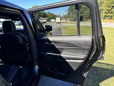 Used 2024 Jeep Grand Cherokee L Laredo image 16