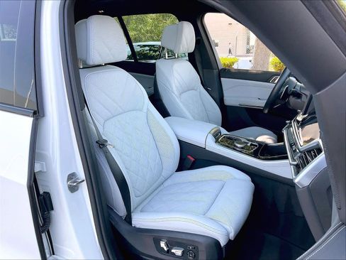 Used 2025 BMW X5 xDrive40i w/ M Sport Package AWD/4WD image 10