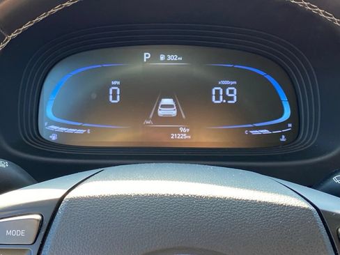 Used 2023 Hyundai Venue Limited FWD image 9