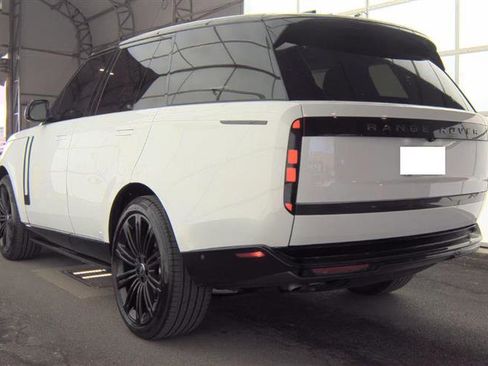 Used 2025 Land Rover Range Rover SE image 10