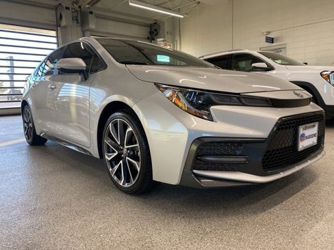 Used 2022 Toyota Corolla SE image 3