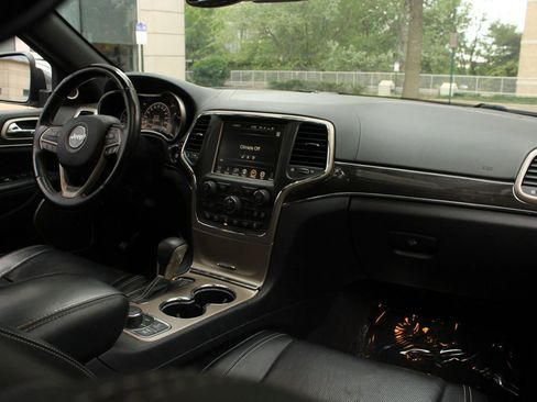 Used 2017 Jeep Grand Cherokee Overland w/ Jeep Active Safety Group AWD/4WD image 26