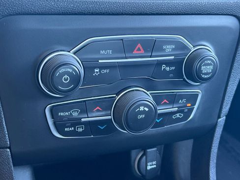 Used 2019 Dodge Charger SXT RWD image 19