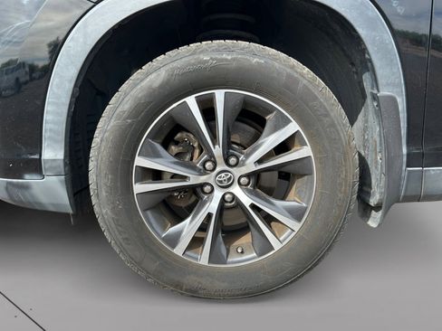 Used 2019 Toyota Highlander LE w/ Carpet Mat Package (TMS) FWD image 9