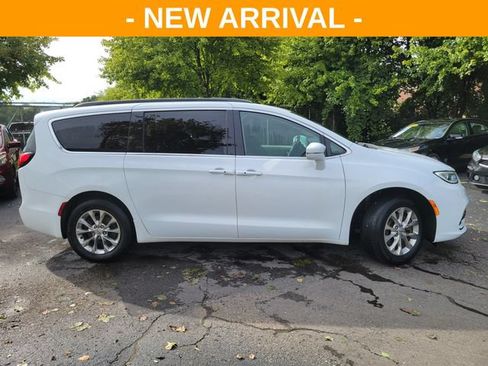Used 2022 Chrysler Pacifica Touring-L AWD/4WD image 2