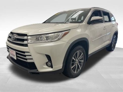 Used 2019 Toyota Highlander XLE image 2