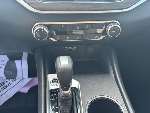 Used 2025 Nissan Altima 2.5 SV FWD image 18