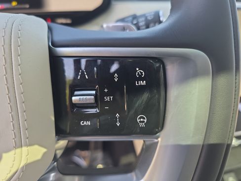 Used 2025 Land Rover Range Rover Long Wheelbase SE image 20