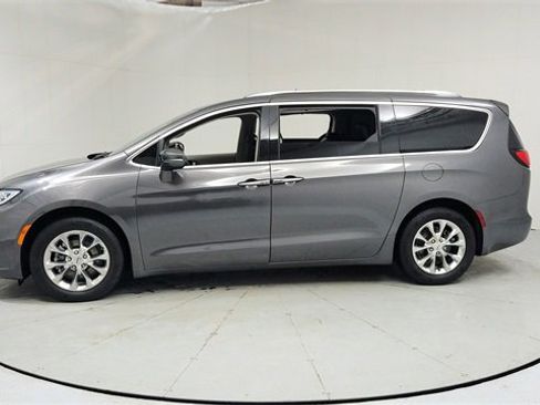 Used 2021 Chrysler Pacifica Touring-L w/ Uconnect Theater Family Group image 2