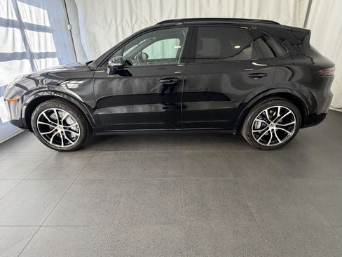 Certified 2023 Porsche Cayenne Turbo image 2