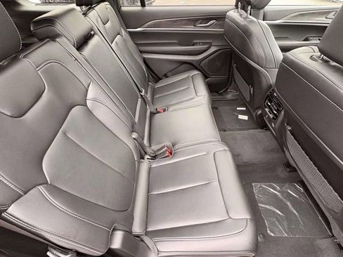 New 2025 Jeep Grand Cherokee L Limited w/ Black Appearance Package AWD/4WD image 15
