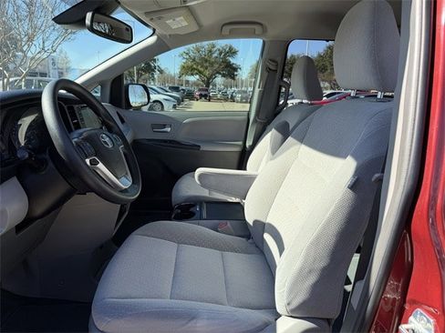 Used 2019 Toyota Sienna LE image 24