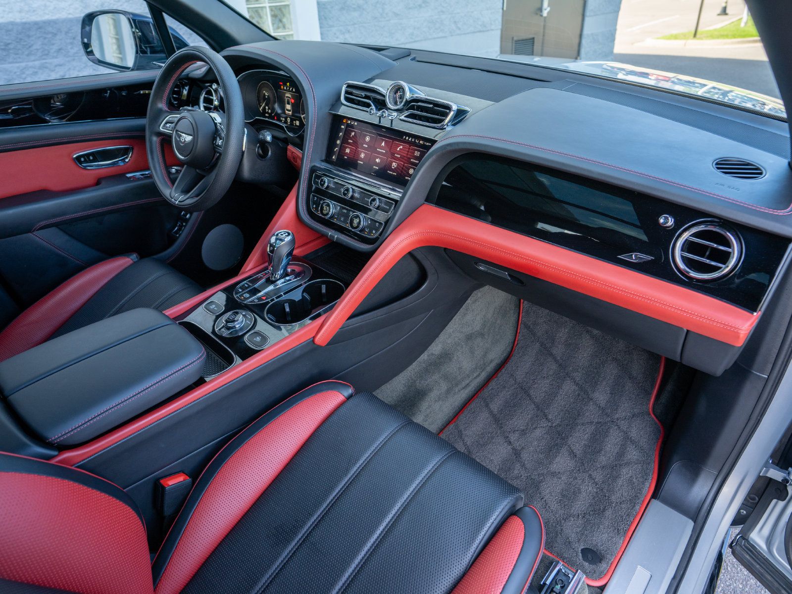 Used 2023 Bentley Bentayga AWD/4WD image 2