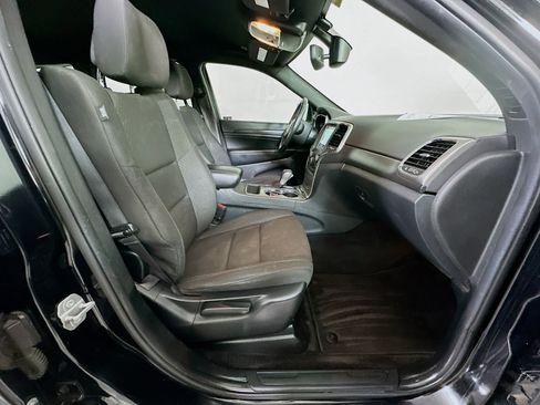 Used 2018 Jeep Grand Cherokee Laredo image 29