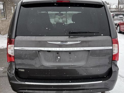 Used 2016 Chrysler Town & Country Touring image 3