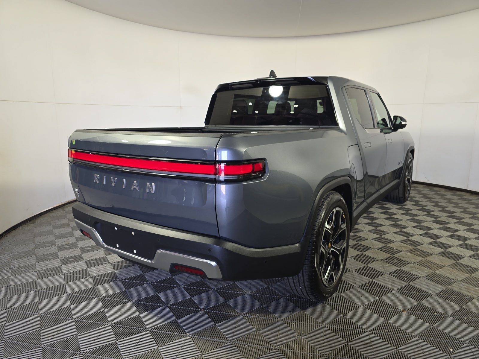 Used 2024 Rivian R1T Adventure Dual AWD/4WD image 5