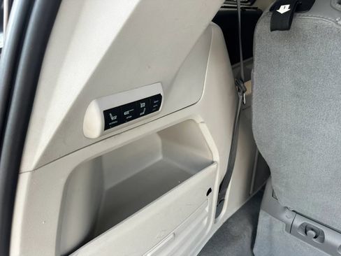 Used 2011 Volkswagen Routan SEL FWD image 27