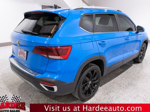 Used 2023 Volkswagen Taos SE w/ Panoramic Sunroof Package FWD image 5
