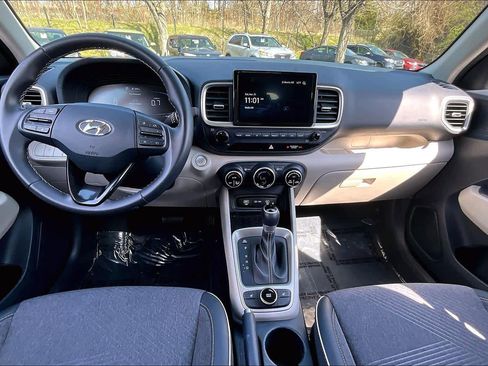 Used 2024 Hyundai Venue Limited image 14