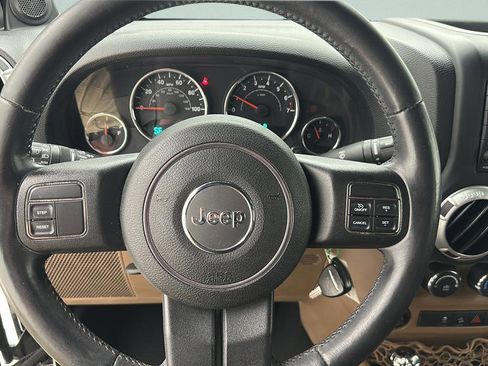 Used 2013 Jeep Wrangler Unlimited Sahara AWD/4WD image 17