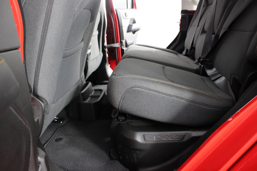 Used 2025 Jeep Wrangler Unlimited Sahara AWD/4WD image 16