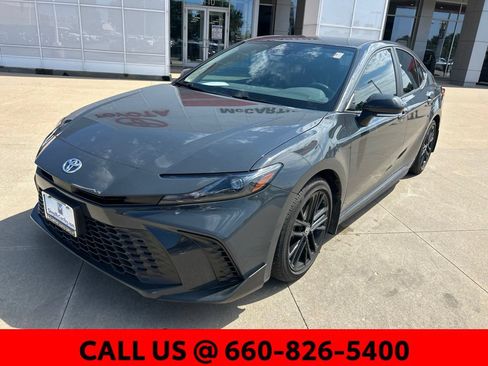 Used 2025 Toyota Camry SE FWD image 2