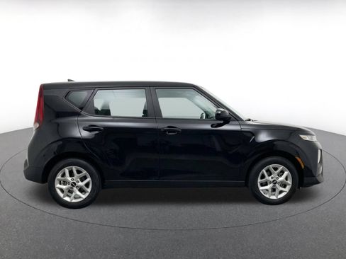 Used 2025 Kia Soul LX w/ LX Technology Package FWD image 11