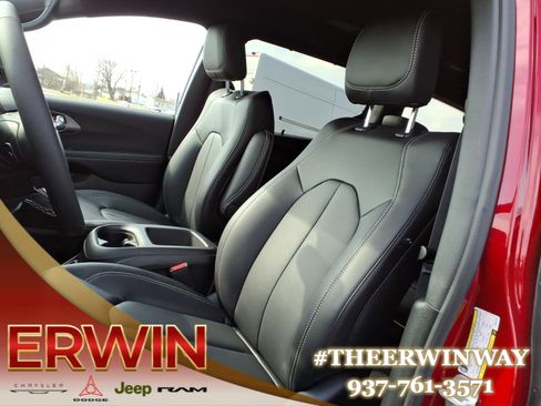 New 2026 Chrysler Pacifica Select image 9