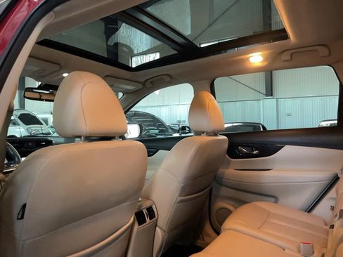 Used 2019 Nissan Rogue SL w/ Premium Package image 6