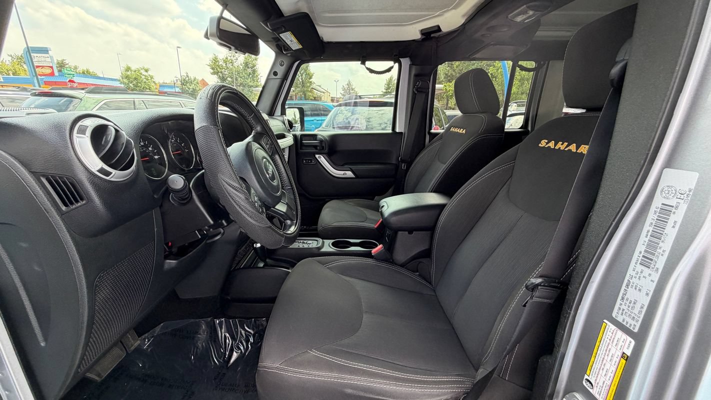Used 2015 Jeep Wrangler Unlimited Sahara w/ Connectivity Group AWD/4WD image 7