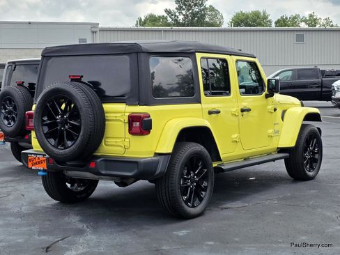 Used 2023 Jeep Wrangler Unlimited Sahara w/ Cold Weather Group AWD/4WD image 9