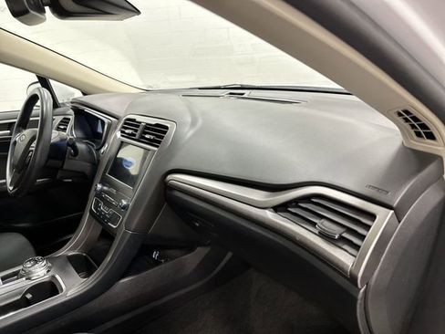 Used 2020 Ford Fusion SE FWD image 24
