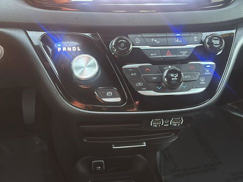 Used 2025 Chrysler Voyager LX image 21