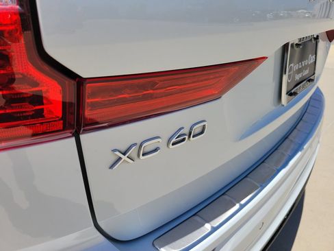 Used 2022 Volvo XC60 T8 R-Design w/ Advanced Package AWD/4WD image 8
