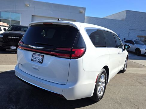 Used 2023 Chrysler Pacifica Touring-L image 5