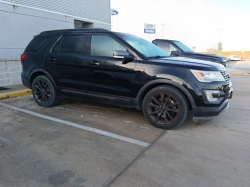 Used 2017 Ford Explorer XLT w/ Equipment Group 202A image 6