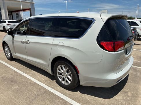 Used 2017 Chrysler Pacifica LX FWD image 4