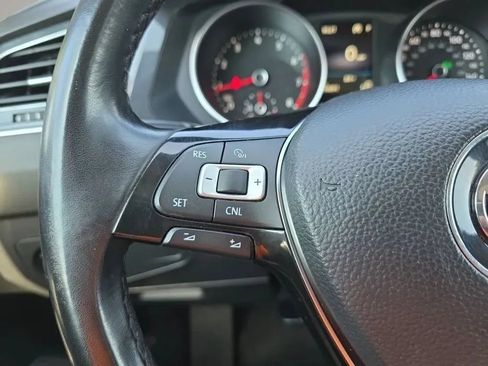 Used 2018 Volkswagen Tiguan SE w/ Panoramic Sunroof Package FWD image 20
