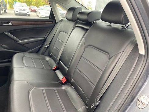 Used 2022 Volkswagen Passat 2.0T image 18