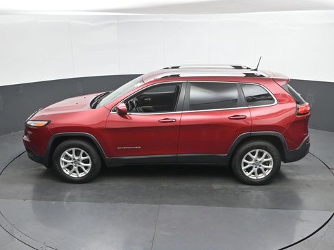 Used 2017 Jeep Cherokee Latitude w/ Cold Weather Group AWD/4WD image 35