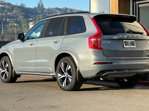 Used 2022 Volvo XC90 T8 R-Design image 6
