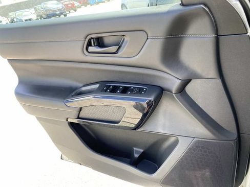 Used 2025 Nissan Pathfinder SV AWD/4WD image 21