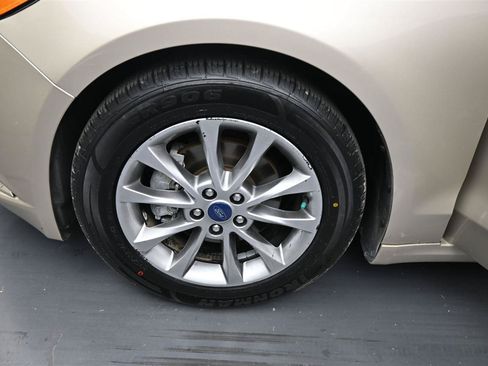 Used 2017 Ford Fusion SE w/ Fusion SE Technology Package FWD image 17