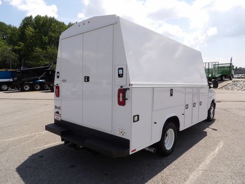 Used 2024 Ford E-350 and Econoline 350 Super Duty w/ Driver's Safety Package RWD image 7