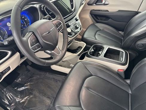 Used 2023 Chrysler Pacifica Touring-L FWD image 19