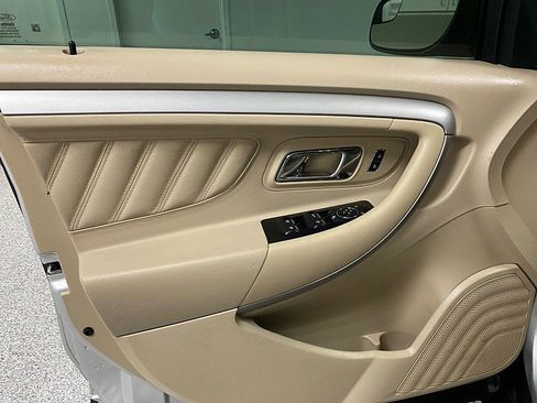 Used 2017 Ford Taurus SE image 10