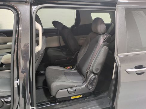 Used 2024 Kia Carnival LX FWD image 14