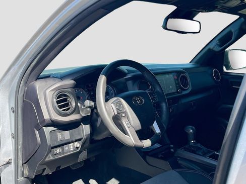 Used 2022 Toyota Tacoma TRD Off-Road w/ Technology Package AWD/4WD image 9