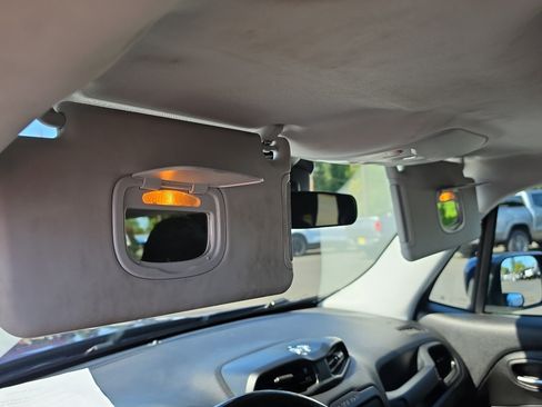 Used 2017 Jeep Renegade Altitude FWD image 13