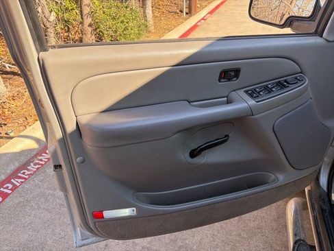 Used 2005 Chevrolet Avalanche LS w/ Onstar Plus Package image 9